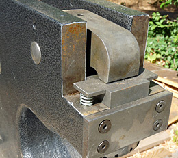 Image of the 1447 with top cover removed and showing the ram with the lever knuckle on top of it.